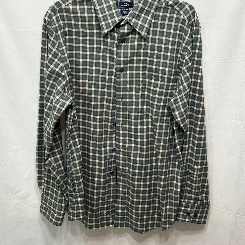Mens Dockers dress shirt .. Like new, gently worn.
